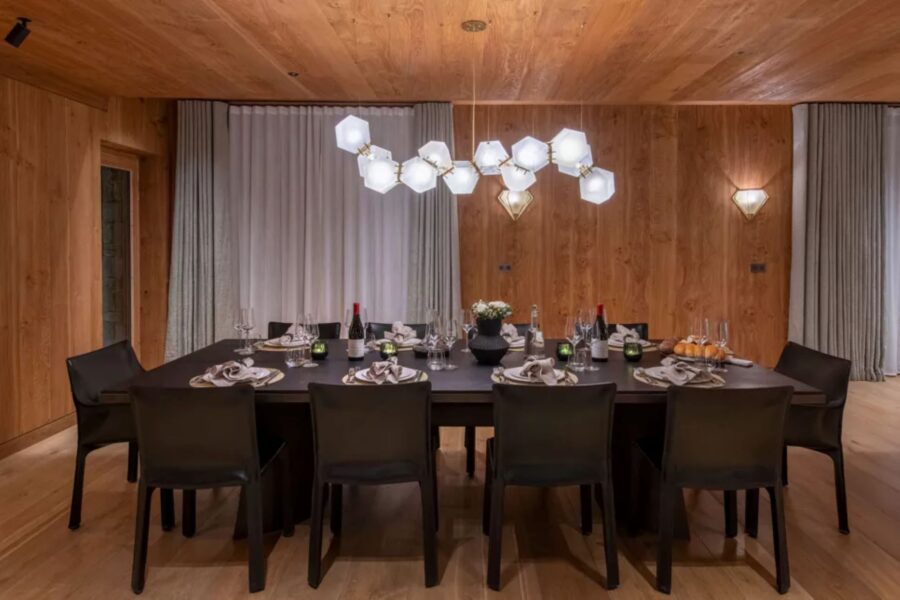 chalet-eva-dining-room-dinner-parties-hosting-private-chef-luxury-alpine-retreat-vald'isere