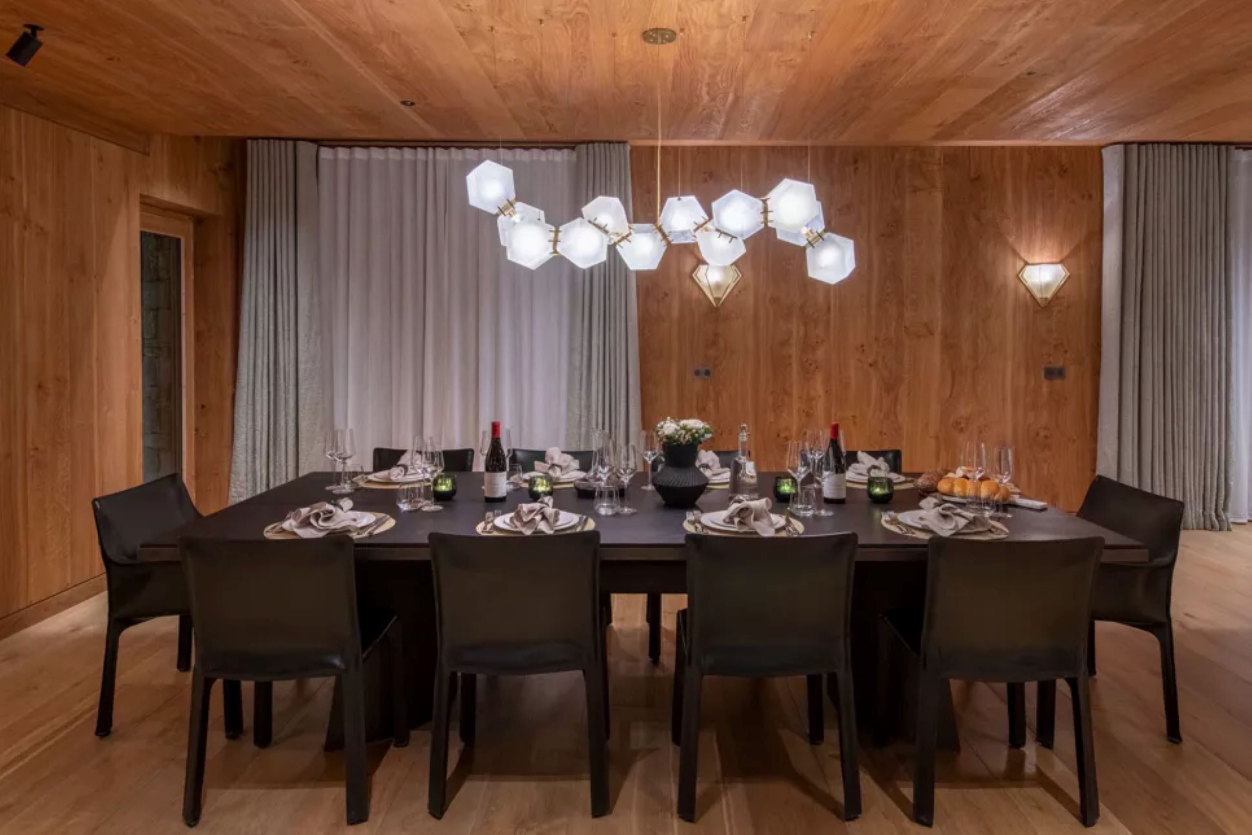 chalet-eva-dining-room-dinner-parties-hosting-private-chef-luxury-alpine-retreat-vald'isere