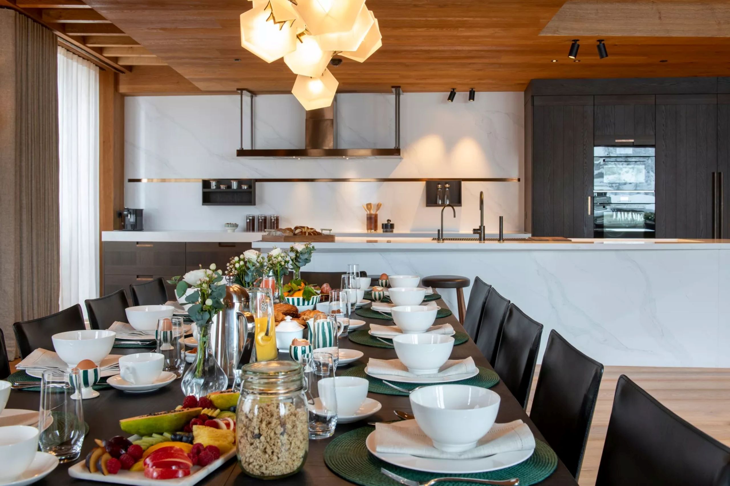 chalet-eva-dining-room-kitchen-openplan-sleek-modern-luxury-stylish-design-vald'isere