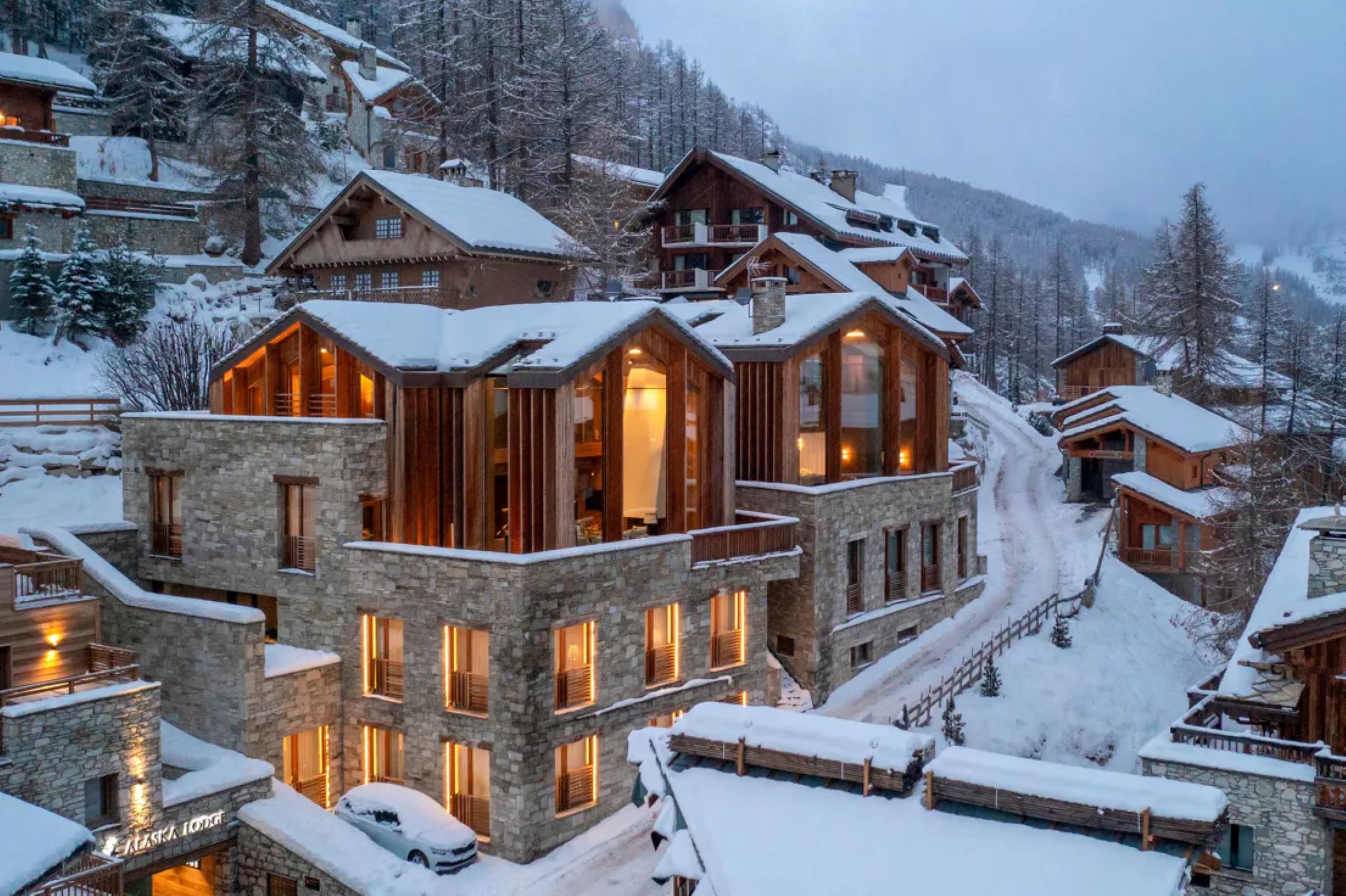 chalet-eva-exterior-night-winter-luxury-alpine-rental-retreat-vald'isere