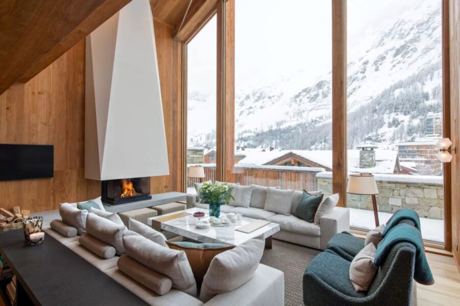chalet-eva-living-room-lounge-stunning-mountain-view-fireplace-heigh-ceiling-elegant-alpine-luxury-design-vald'isere