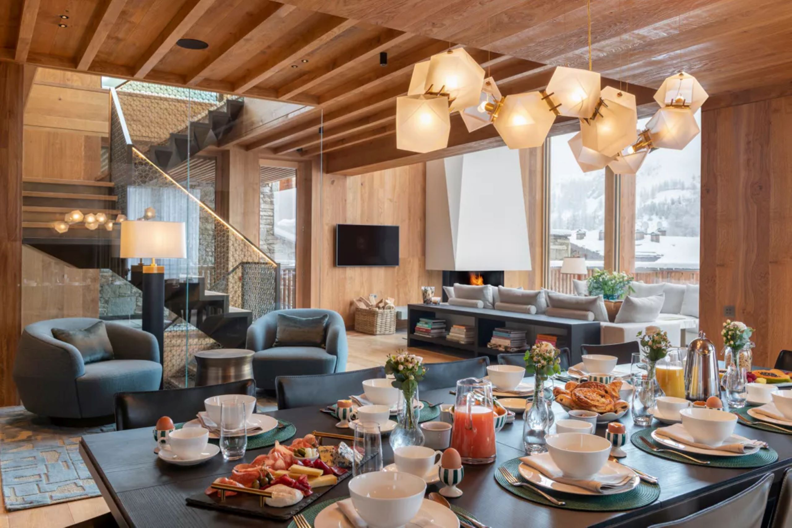 chalet-eva-mainpage-dining-table-living-area-openplan-lounge-mountain-views-spacious-bright-modern-alpine-luxury-design-vald'isere