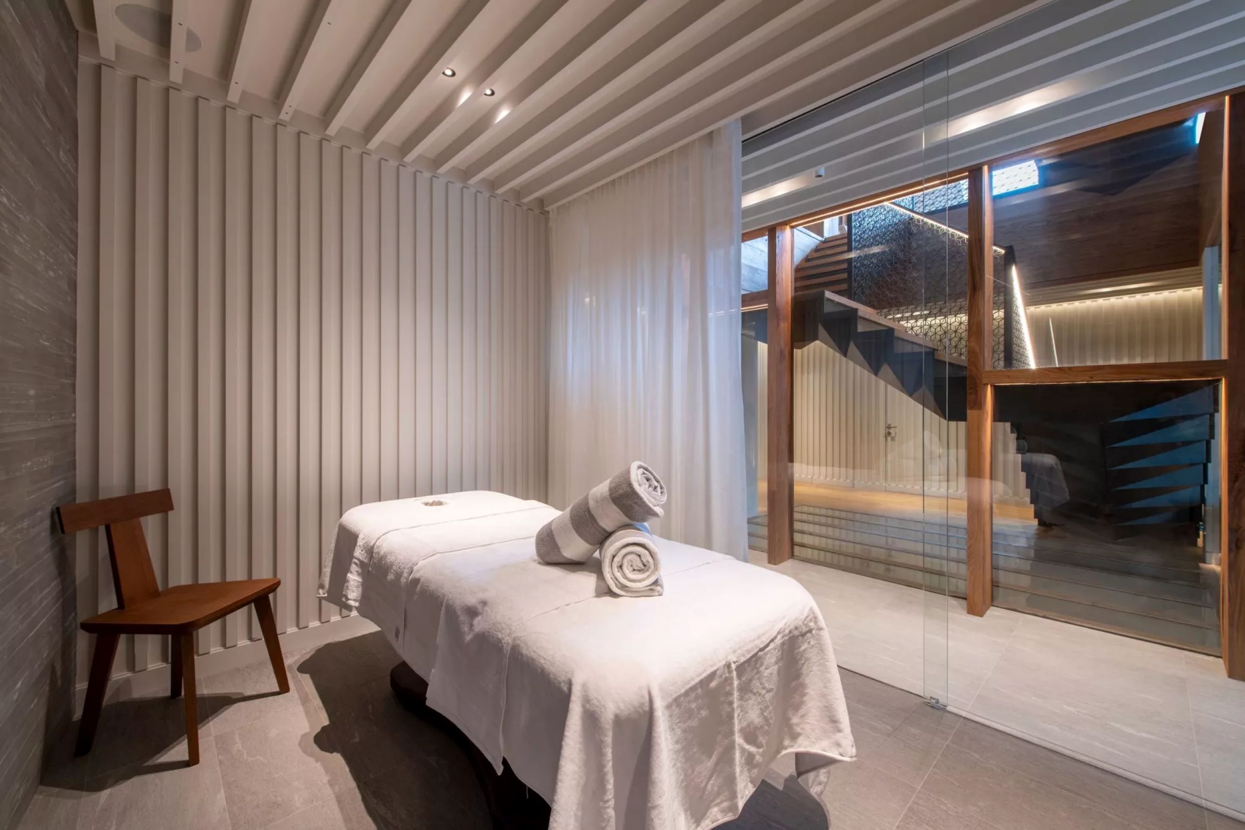 chalet-eva-massage-room-treatment-spa-wellness-luxury-vald'isere