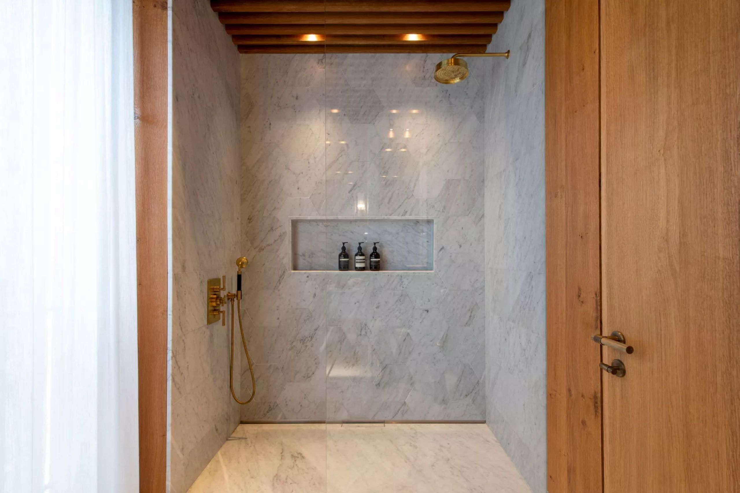 chalet-eva-shower-bathroom-italianshower-sleek-modern-marble-design-luxury-vald'isere