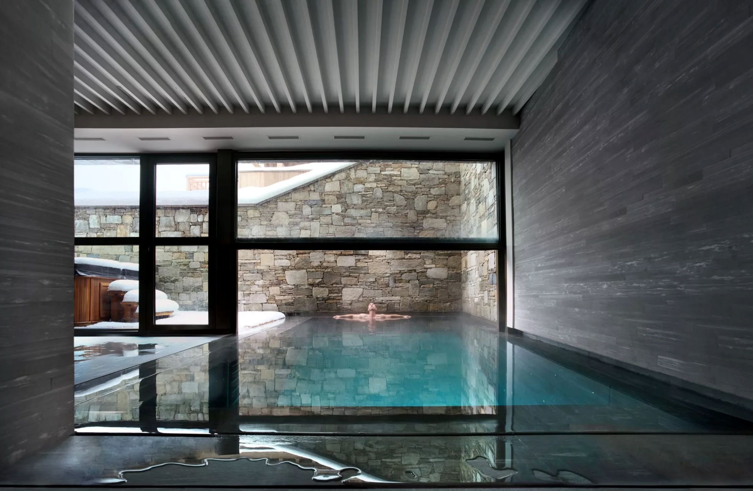 chalet-eva-swimming-pool-spa-wellness-relaxation-winter-luxury-vald'isere