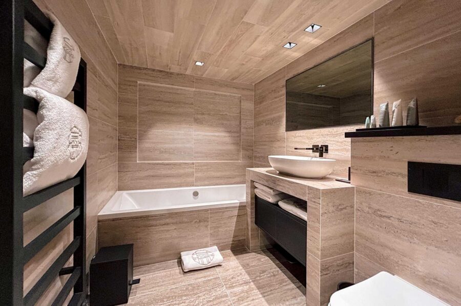chalet-harper-bathroom-bathtub-sink-modern-spacious-luxury-megeve