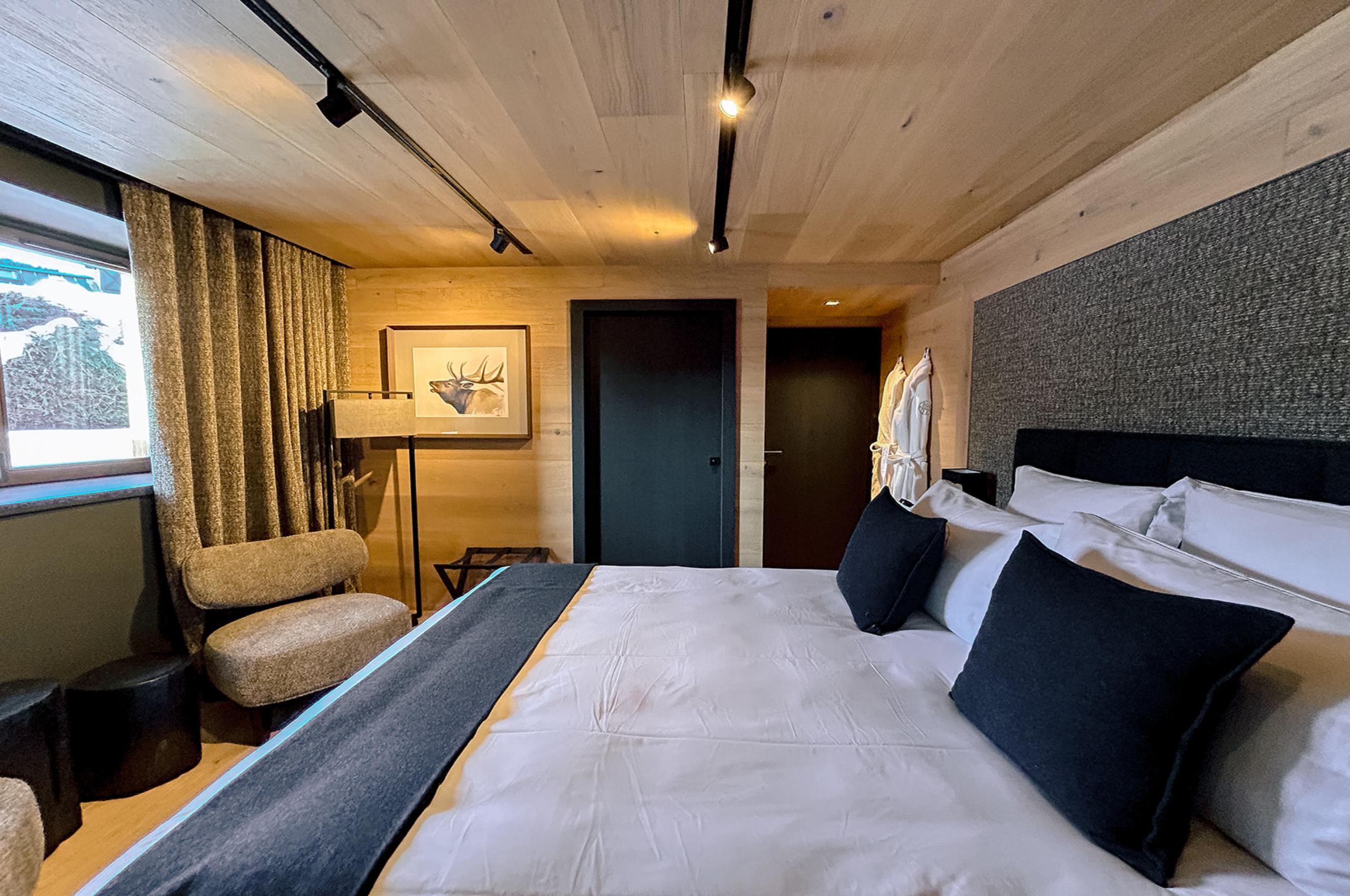 chalet-harper-bedroom-scenic-alpine-views-elegant-modern-alpine-interiordesign-luxury-megeve