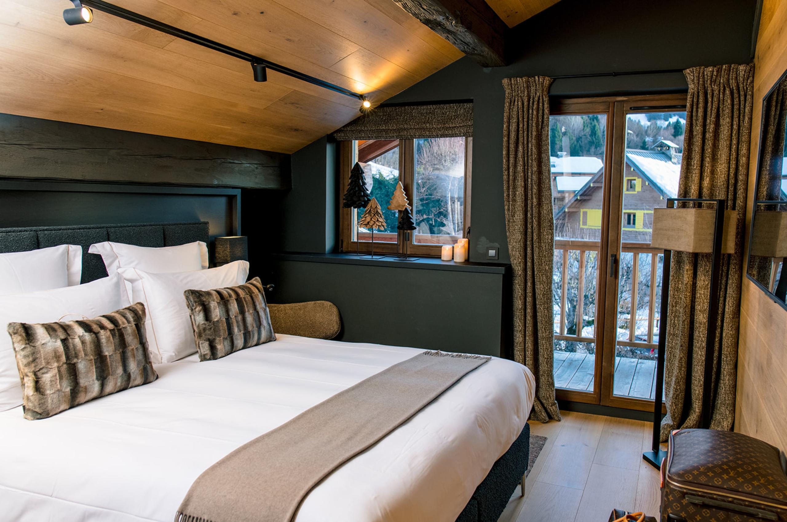 chalet-harper-bedrrom-balcony-cosy-alpine-design-luxury-megeve