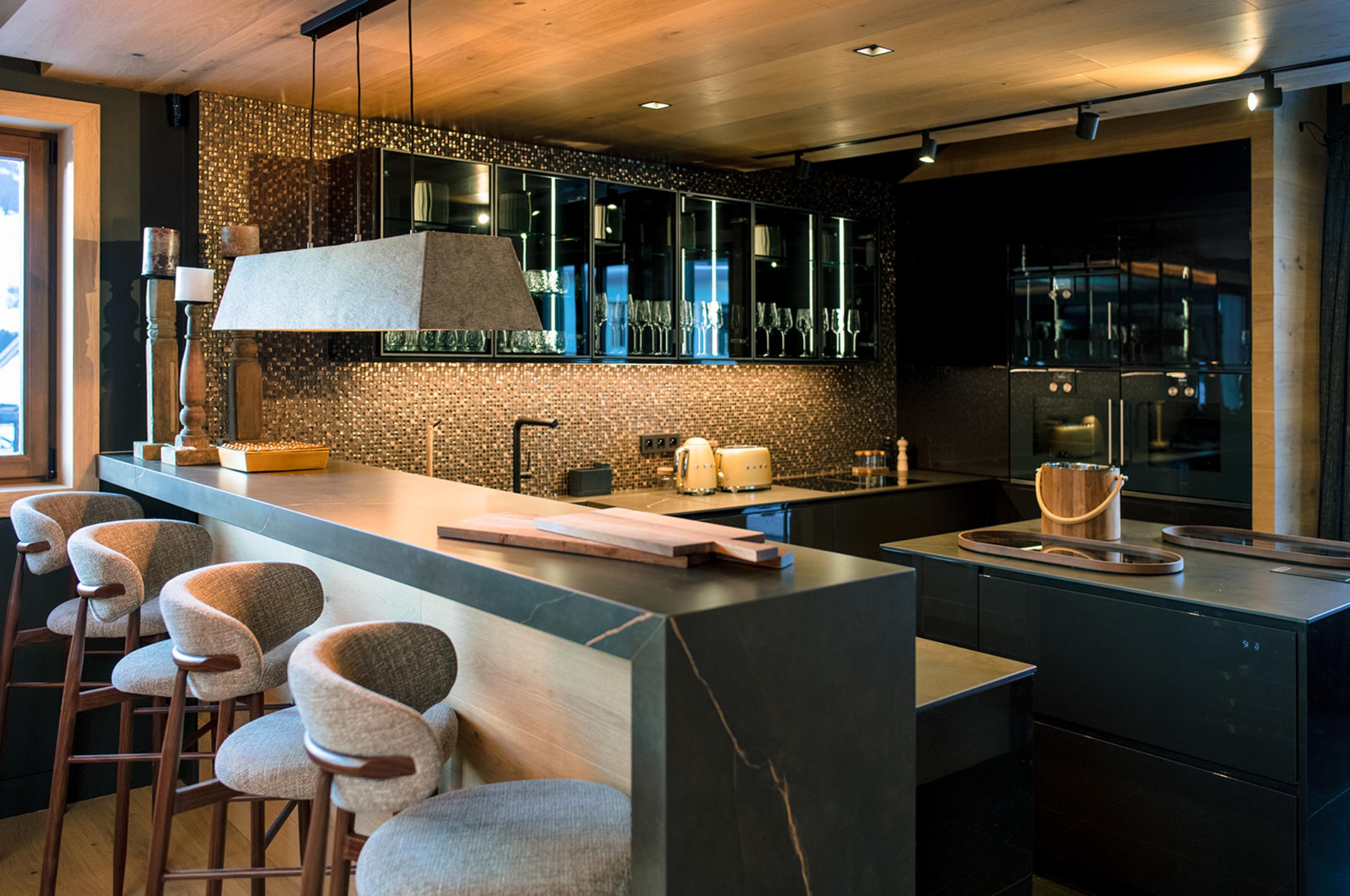 chalet-harper-kitchen-breakfast-bar-sleek-modern-spacious-fully-equipped-luxury-design-megeve