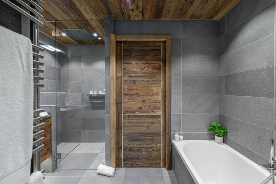 chalet-hollie-bathroom-bathtub-shower-sleek-modern-luxury-megeve