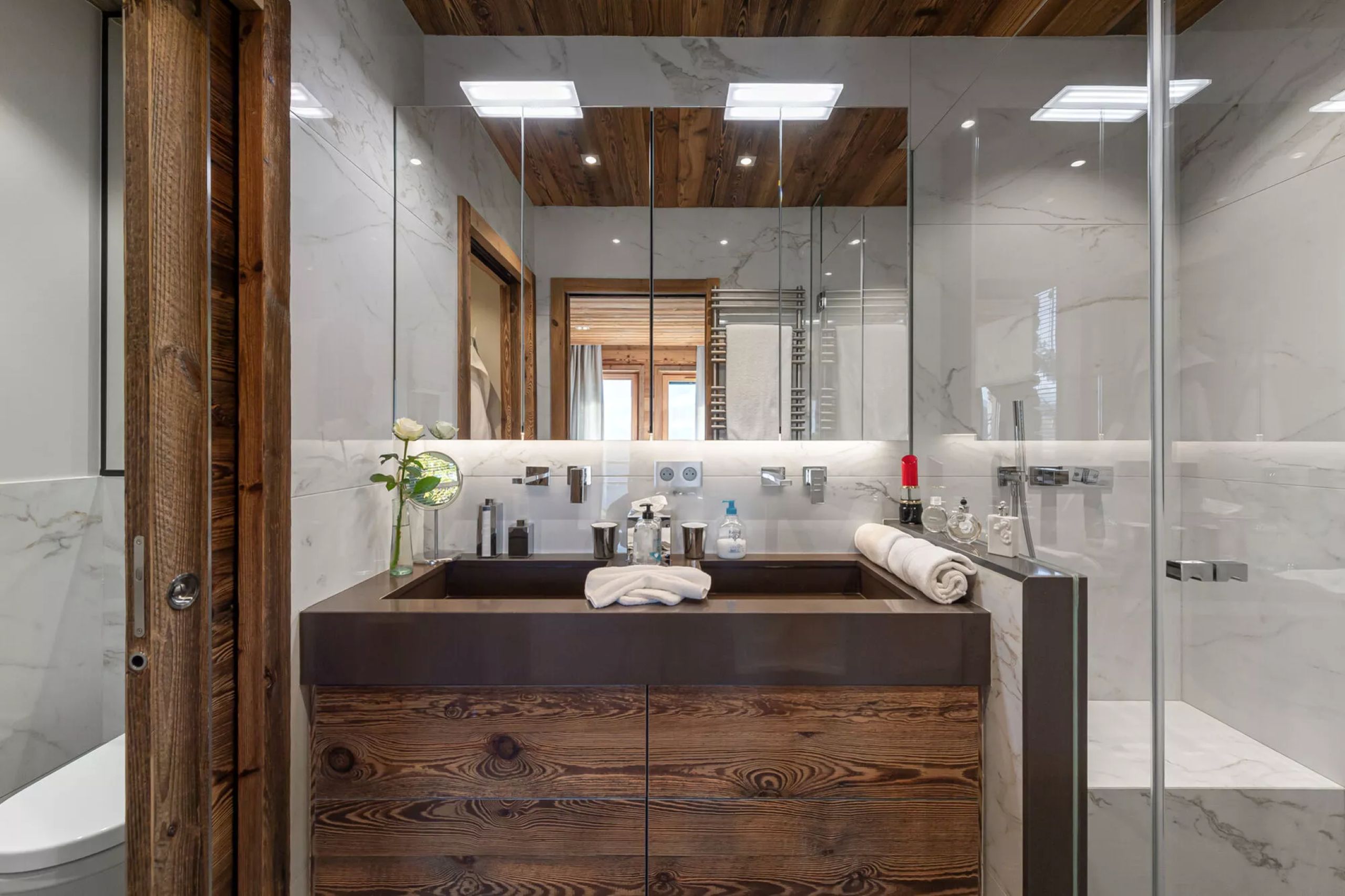 chalet-hollie-bathroom-doublesink-shower-luxury-megeve