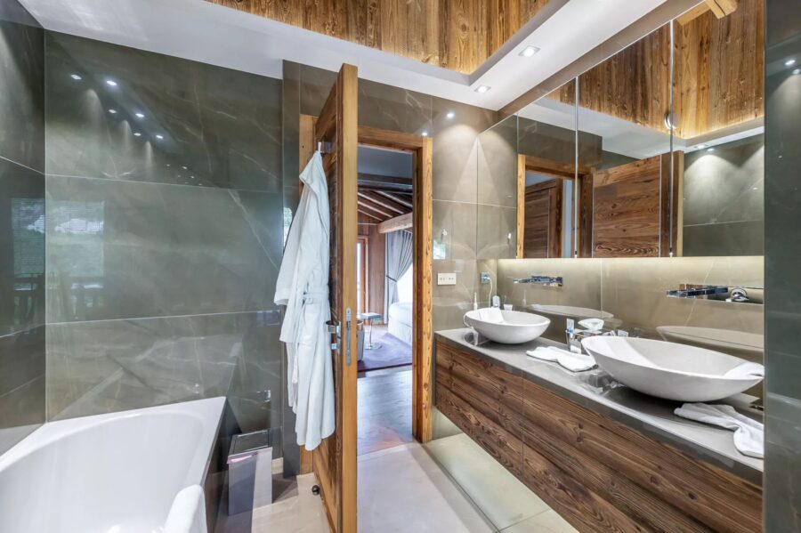 chalet-hollie-bathroom-ensuite-bathtub-doublesink-luxury-rental-retreat-megeve