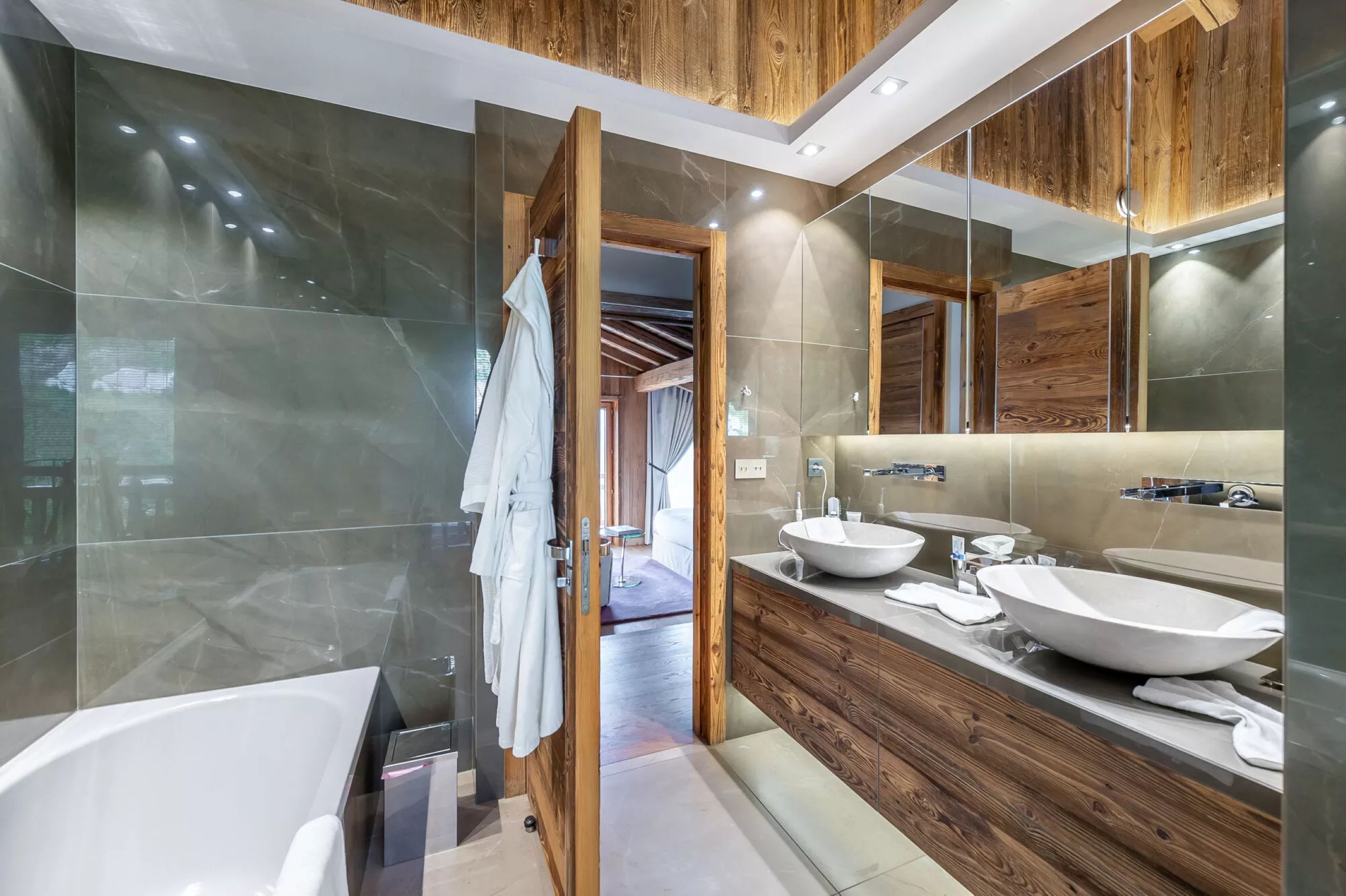 chalet-hollie-bathroom-ensuite-bathtub-doublesink-luxury-rental-retreat-megeve