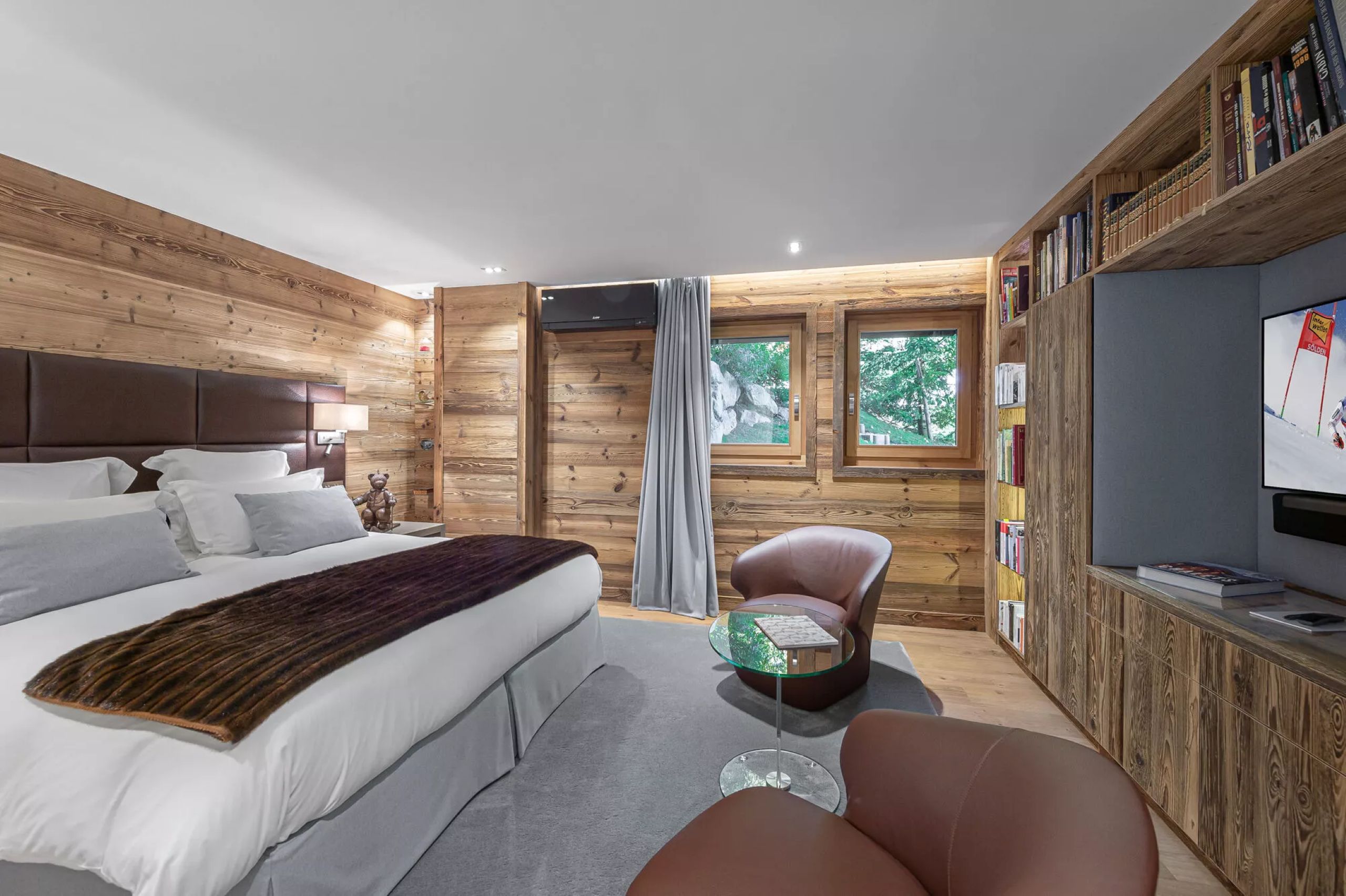 chalet-hollie-bedroom-tv-spacious-alpine-luxury-design-megeve