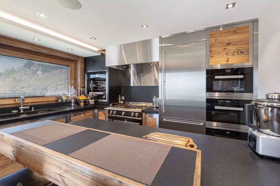 chalet-hollie-kitchen-sleek-modern-proffesional-luxury-megeve