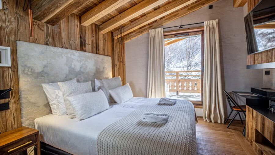 chalet-lyla-bedroom-balcony-desk-scenic-views-cosy-alpine-luxury-interior-vald'isere