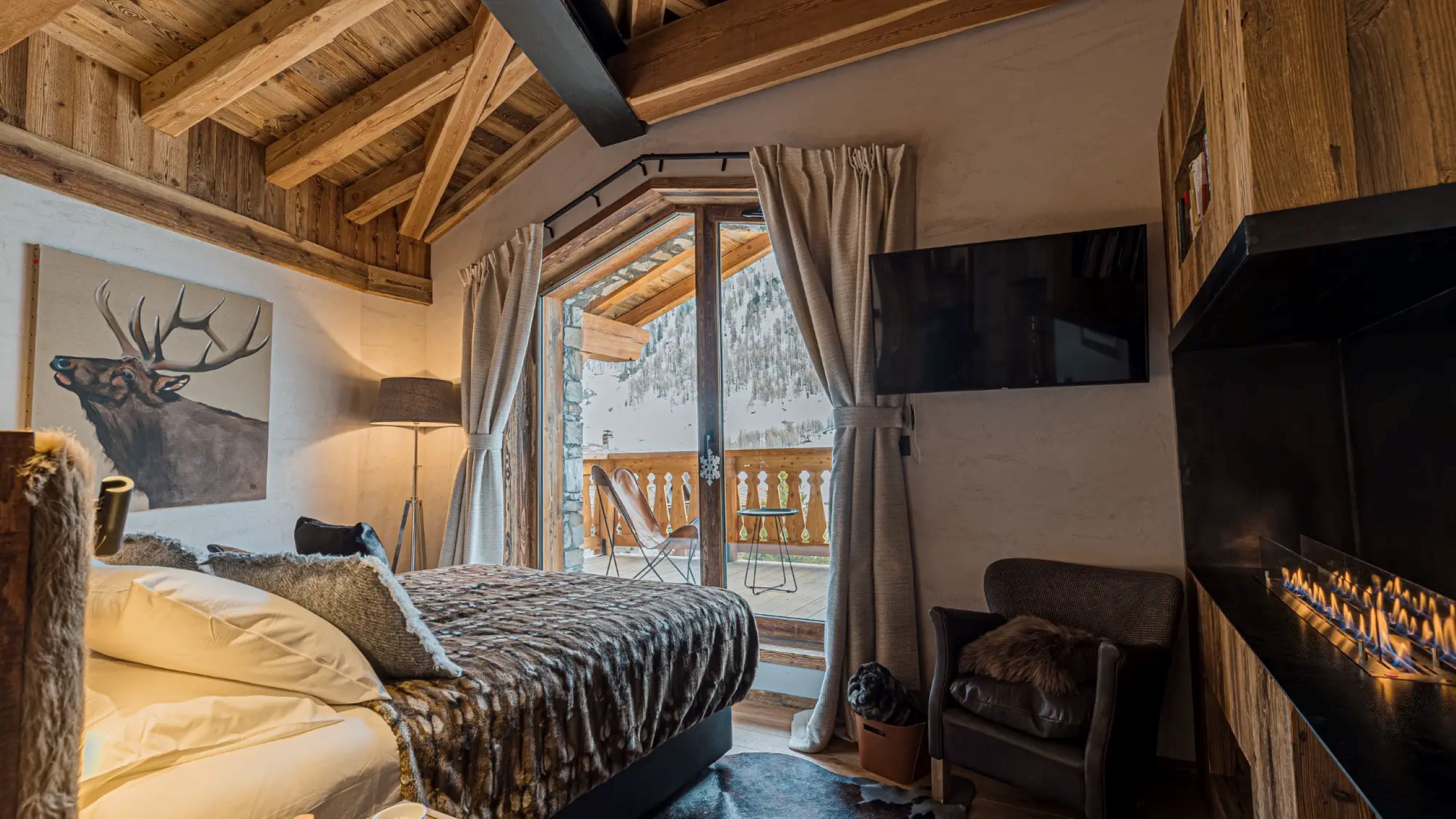 chalet-lyla-bedroom-balcony-fireplace-charming-alpine-interior-luxury-vald'isere