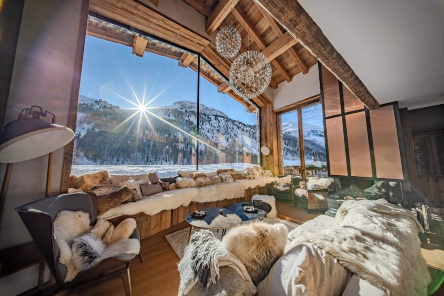 chalet-lyla-living-room-lounge-stunning-mountain-views-fireplace-elegant-alpine-interiordesign-luxury-vald'isere