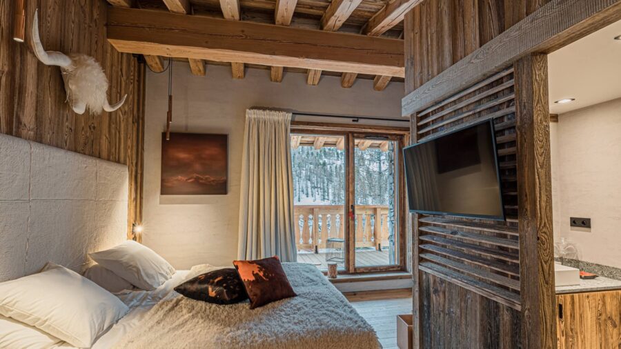 chalet-opal-bedroom-ensuite-balcony-charming-elegant-luxury-alpine-design-vald'isere