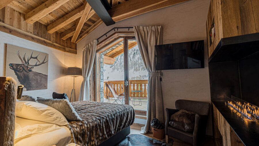 chalet-opal-bedroom-fireplace-balcony-cosy-charming-alpine-design-luxury-retreat-vald'isere