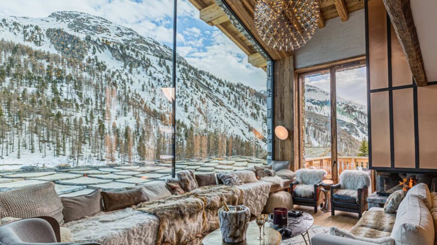 chalet-opal-mainpage-livingroom-lounge-breathtaking-mountain-views-elegant-stylish-interiordesign-fireplace-luxury-vald'isere