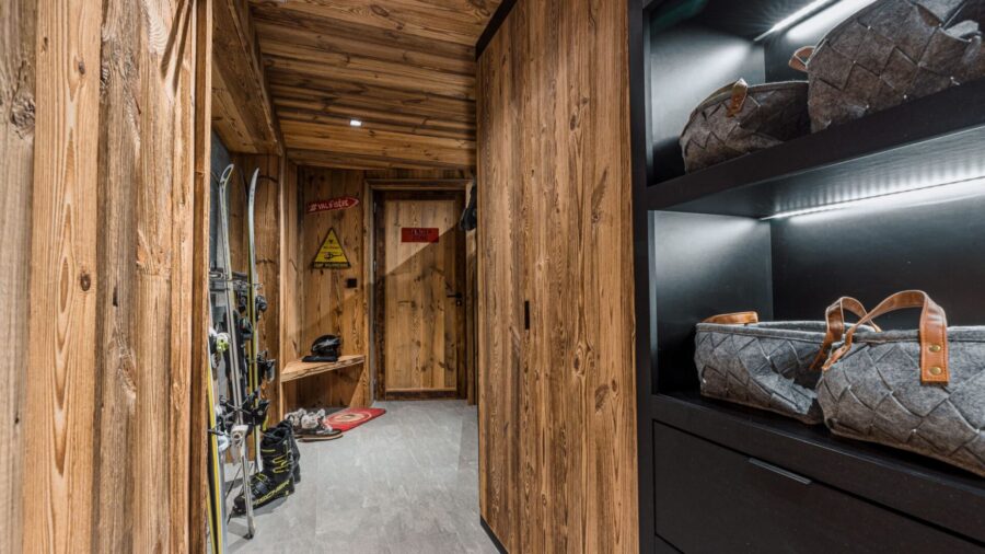 chalet-opal-ski-room-bootroom-skiin-skiout-luxury-vald'isere