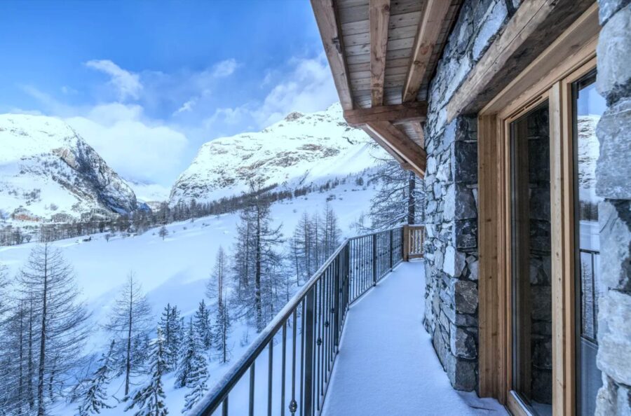chalet-oralie-balcony-stunning-mountain-views-magical-woodland-lanscape-luxury-rental-vald'isere