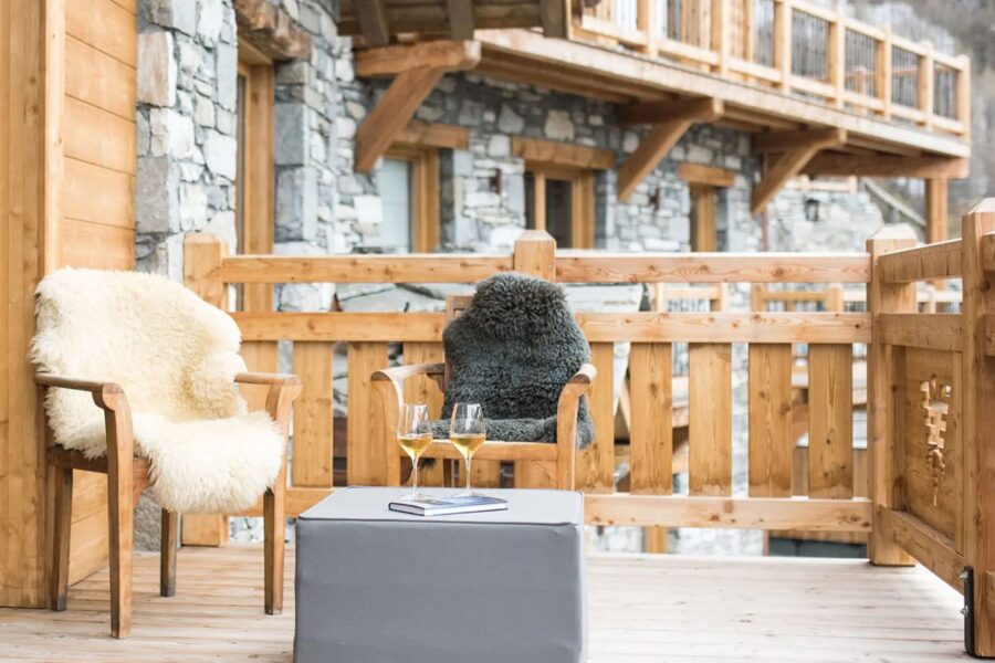chalet-oralie-balcony-terrace-scenic-views-luxury-retreat-vald'isere