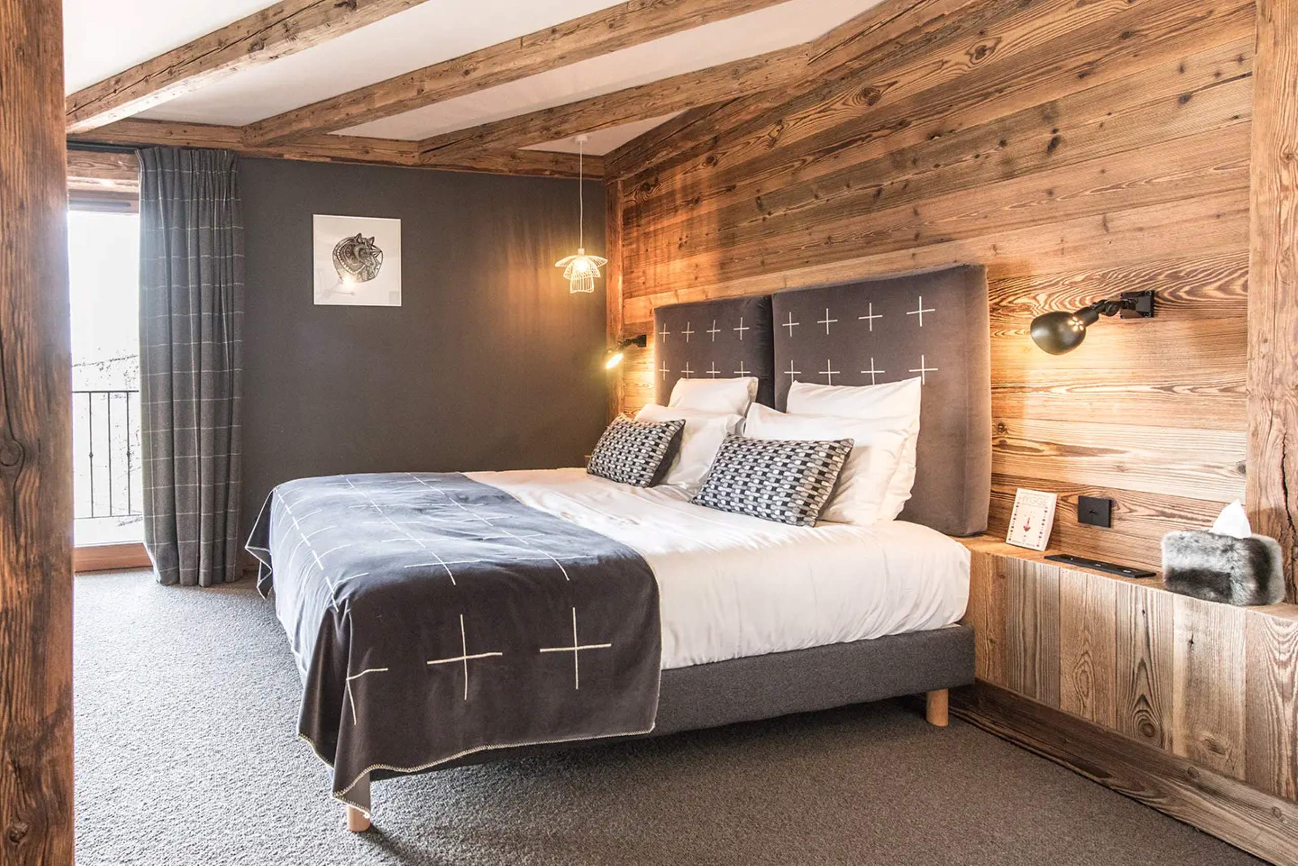chalet-oralie-bedroom-charming-alpine-interiordesign-luxury-vald'isere