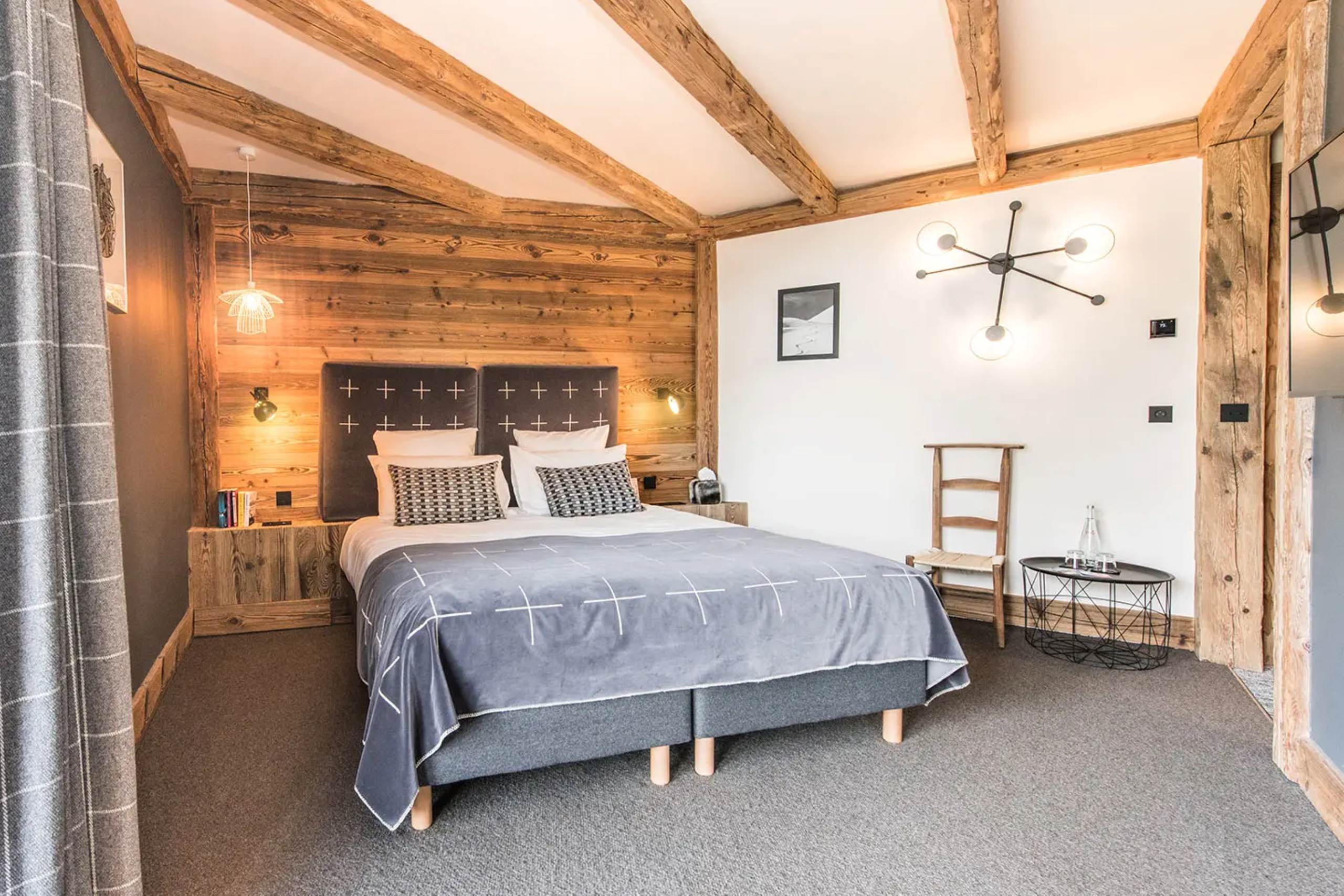 chalet-oralie-bedroom-cosy-charming-alpine-interiors-luxury-rental-retreat-vald'isere