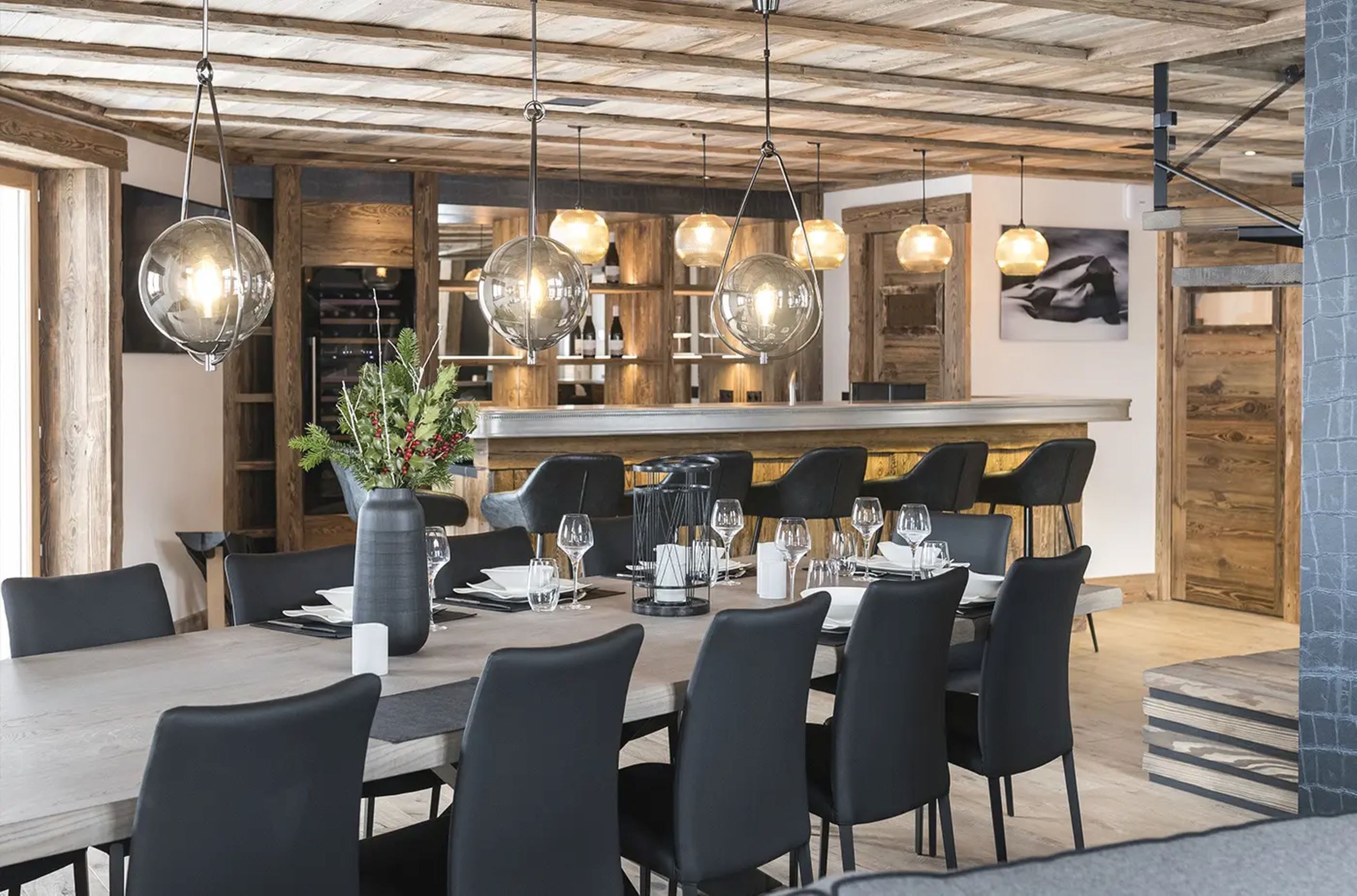 chalet-oralie-diningroom-bar-openplan-modern-elegant-stylish-interiordesign-luxury-alpine-rental-retreat-vald'isere