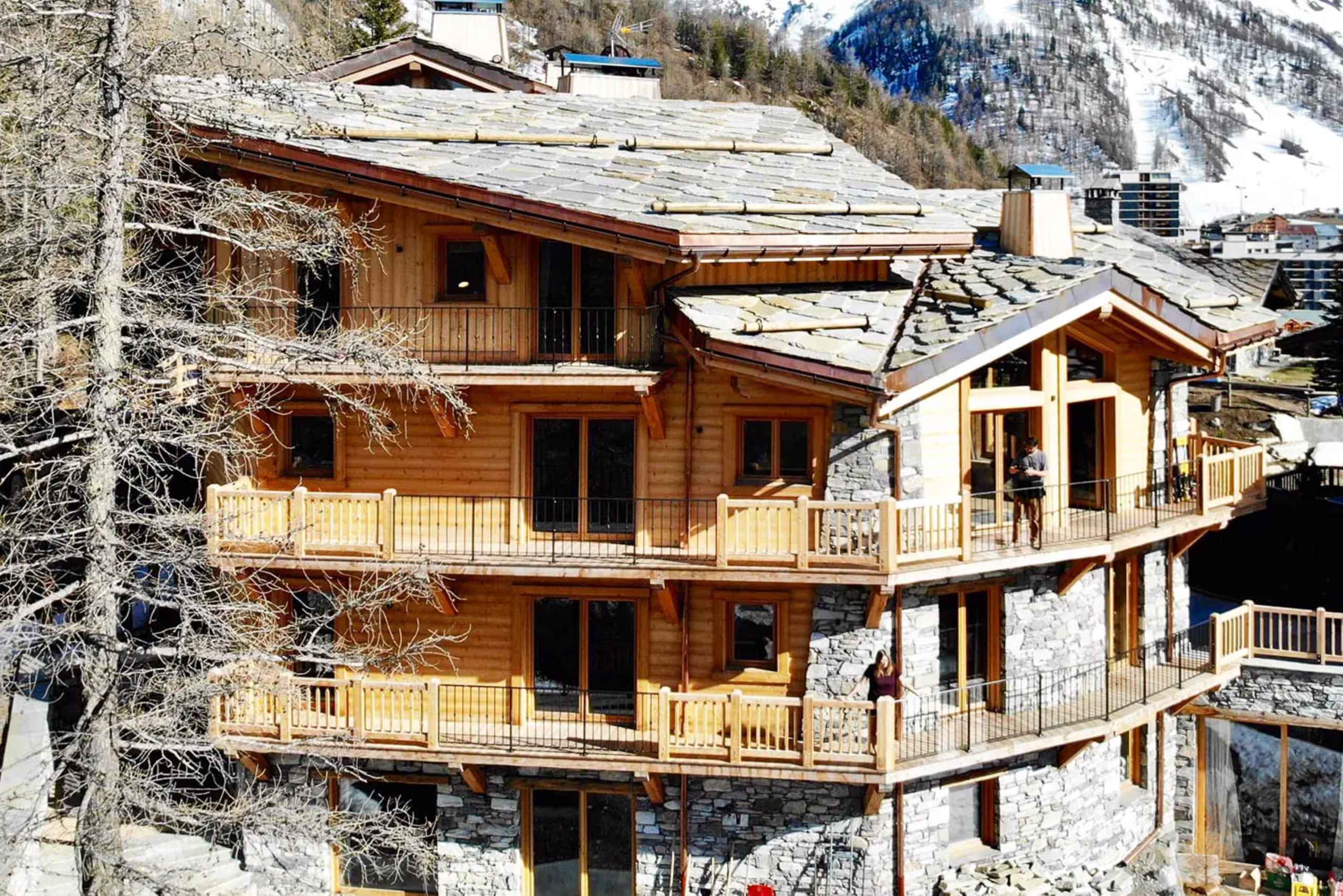chalet-oralie-exterior-winter-grand-elegant-alpine-luxury-rental-retreat-vald'isere