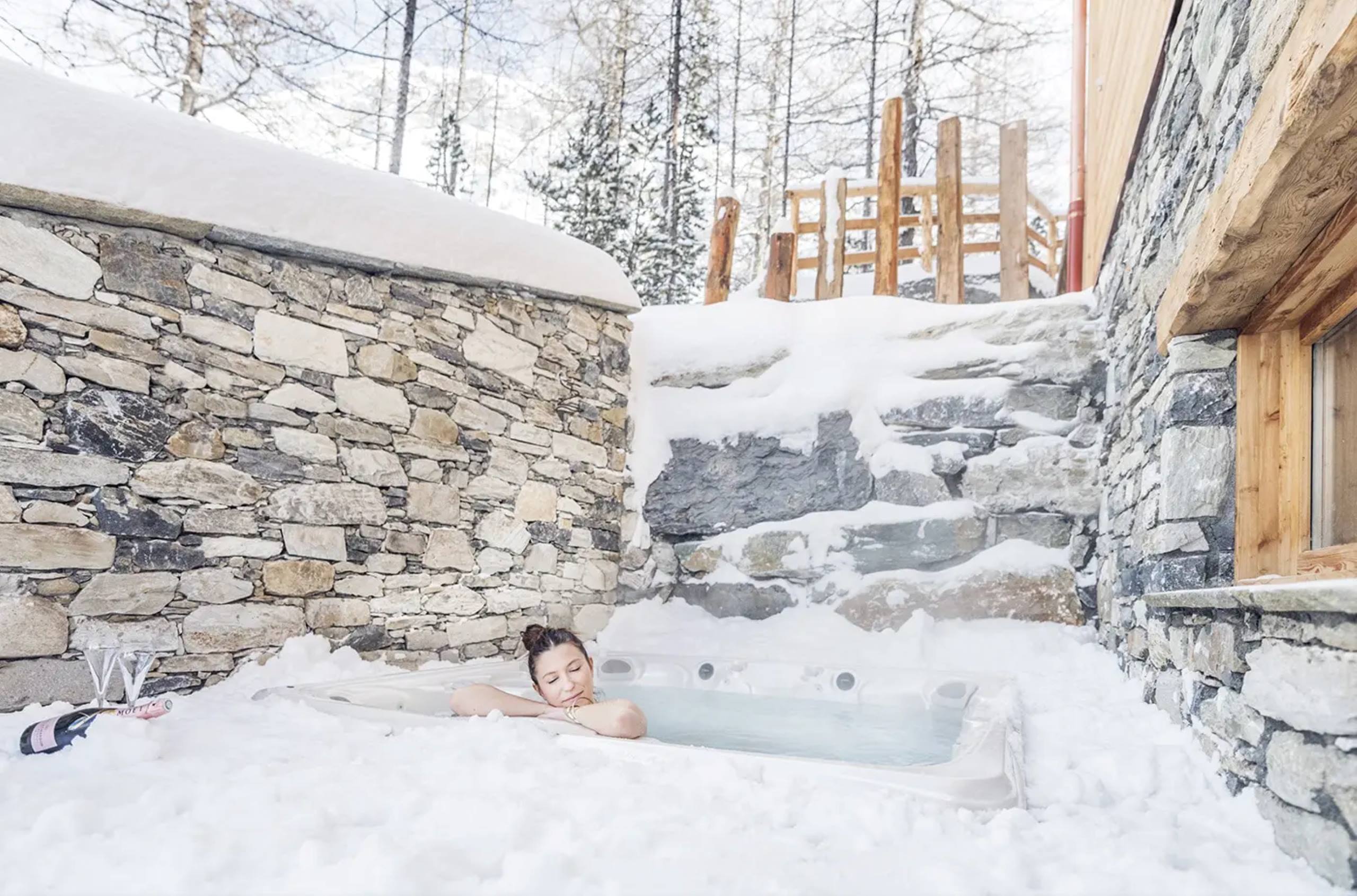 chalet-oralie-jacuzzi-exterior-winter-wellness-spa-luxury-relaxation-rental-retreat-valdisere