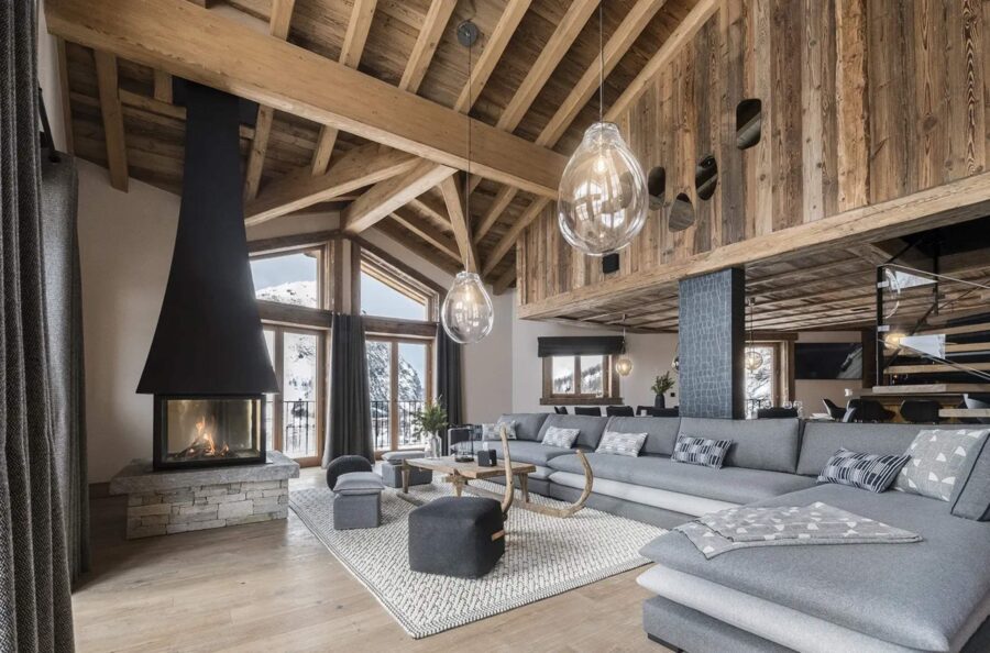 chalet-oralie-livingroom-openplan-fireplace-stunning-mountain-views-modern-alpine-luxury-design-vald'isere
