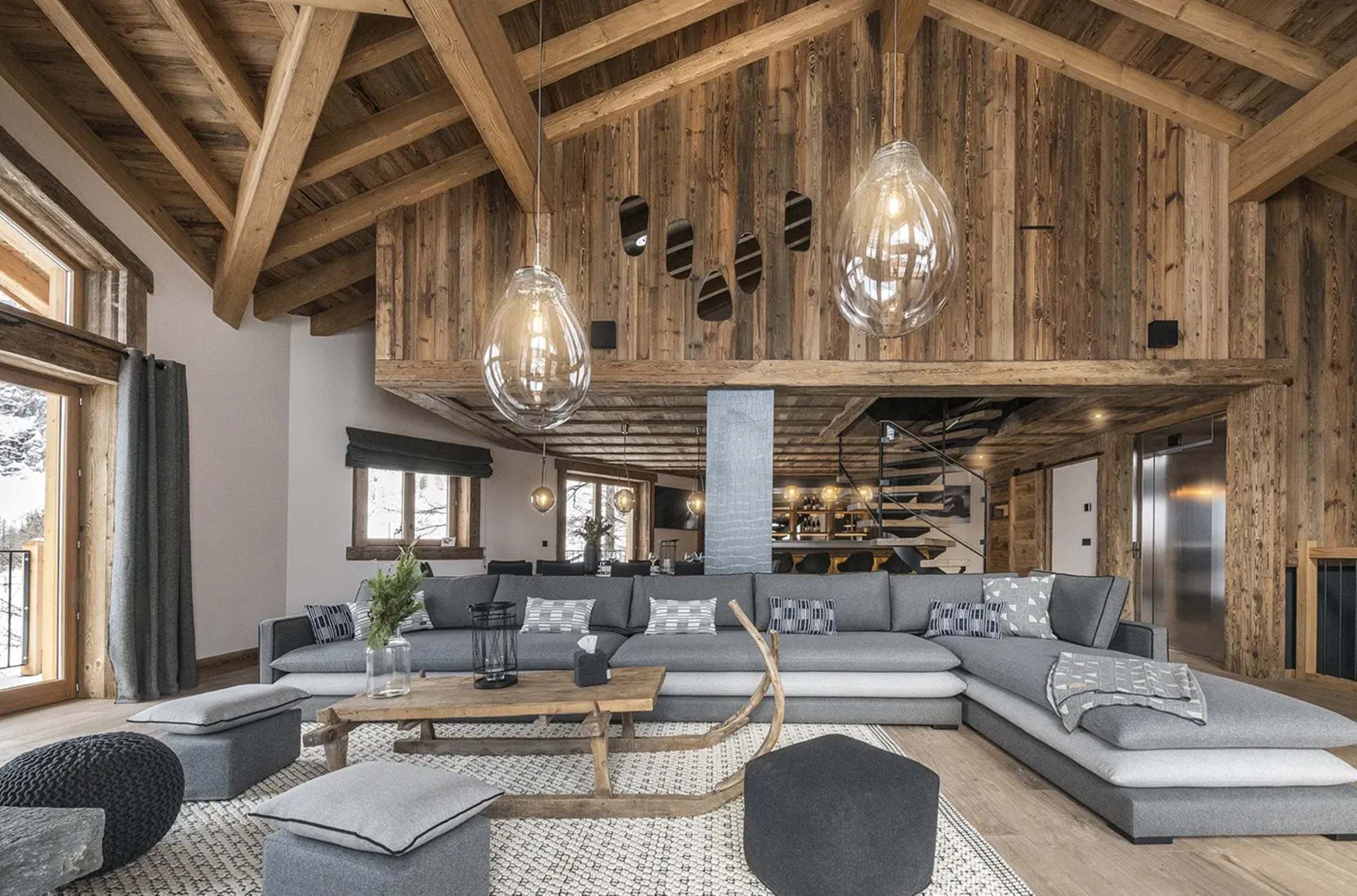 chalet-oralie-livingroom-spacious-openplan-heigh-ceiling-luxury-modern-alpine-design-vald'isere