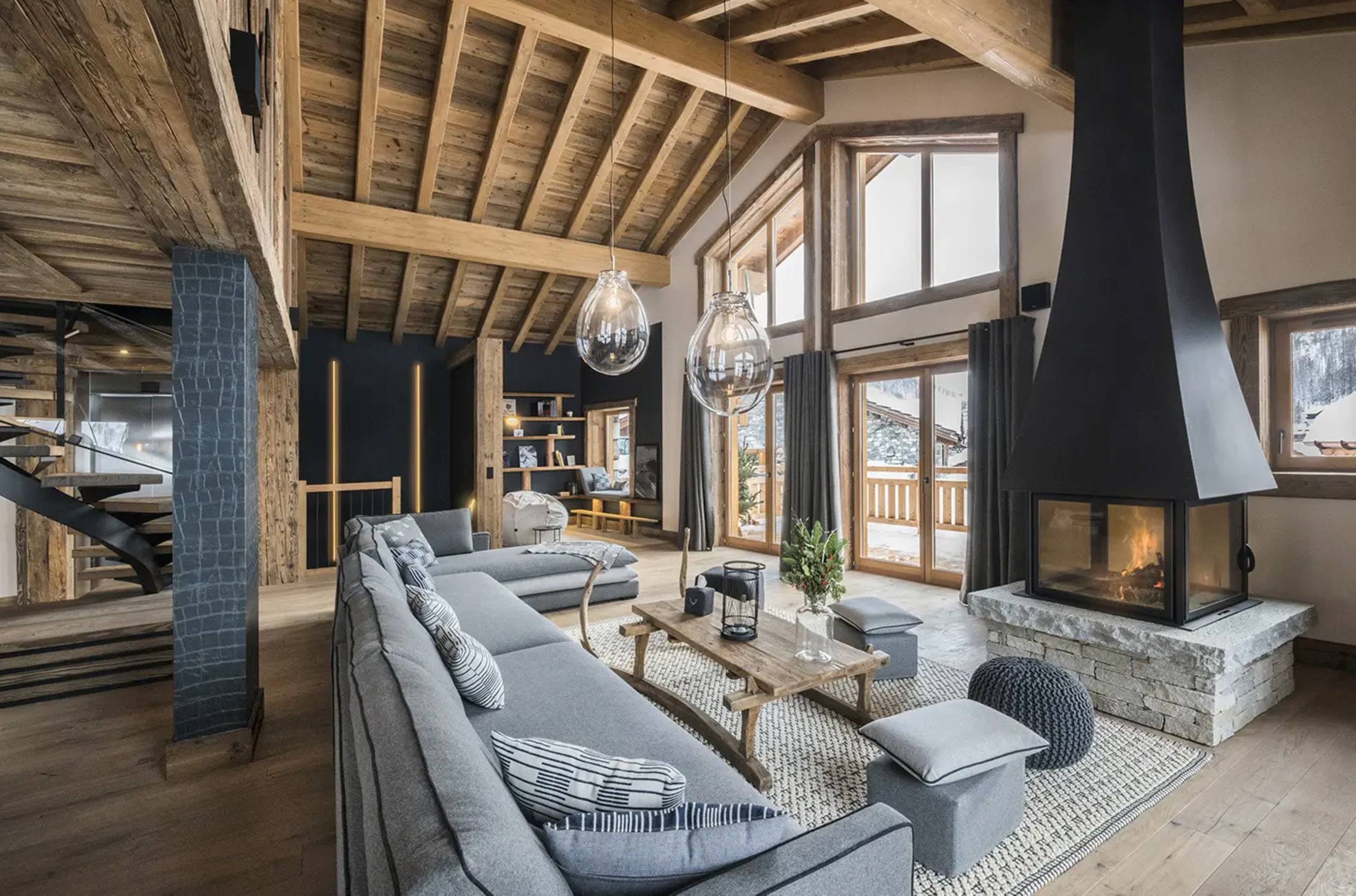 chalet-oralie-mainpage-livingroom-fireplace-mountain-views-spacious-openplan-modern-alpine-elegant-design-vald'isere