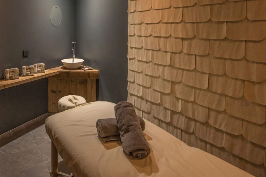 chalet-oralie-massageroom-spa-wellness-treatment-luxury-vald'isere