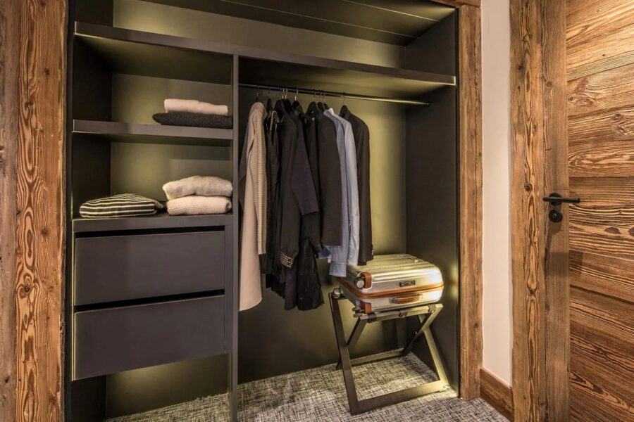 chalet-oralie-wardrobe-dressingroom-modern-stylish-alpine-chic-luxury-vald'isere