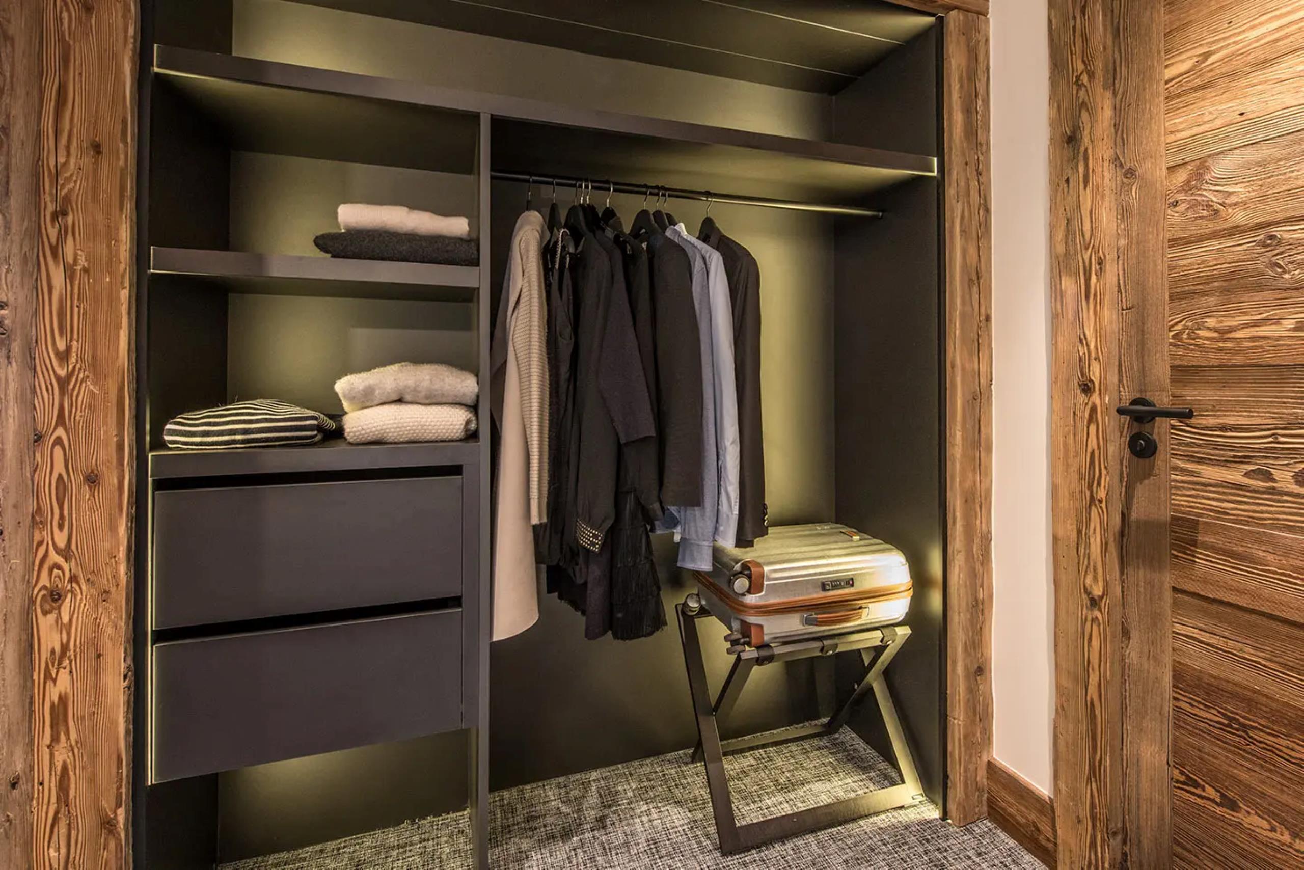 chalet-oralie-wardrobe-dressingroom-modern-stylish-alpine-chic-luxury-vald'isere