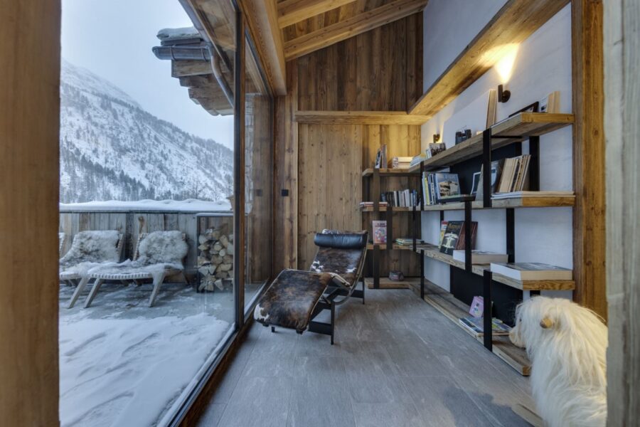 chalet-orly-library-reading-area-lounge-mountain-views-luxury-rental-retreat-vald'isere