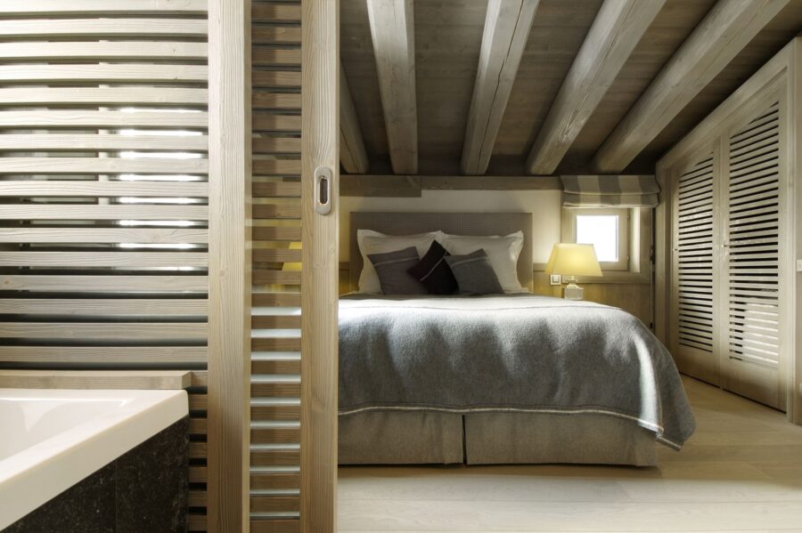 chalet-pearl-bedroom-cosy-alpine-elegant-interior-luxury-vald'isere