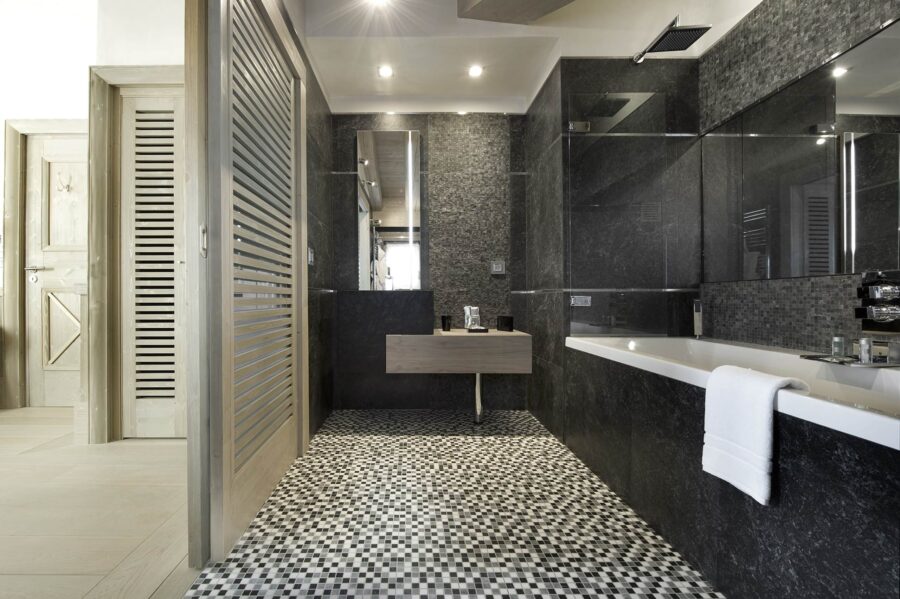 chalet-wren-bathroom-ensuite-bathtub-modern-sleek-design-luxury-vald'isere