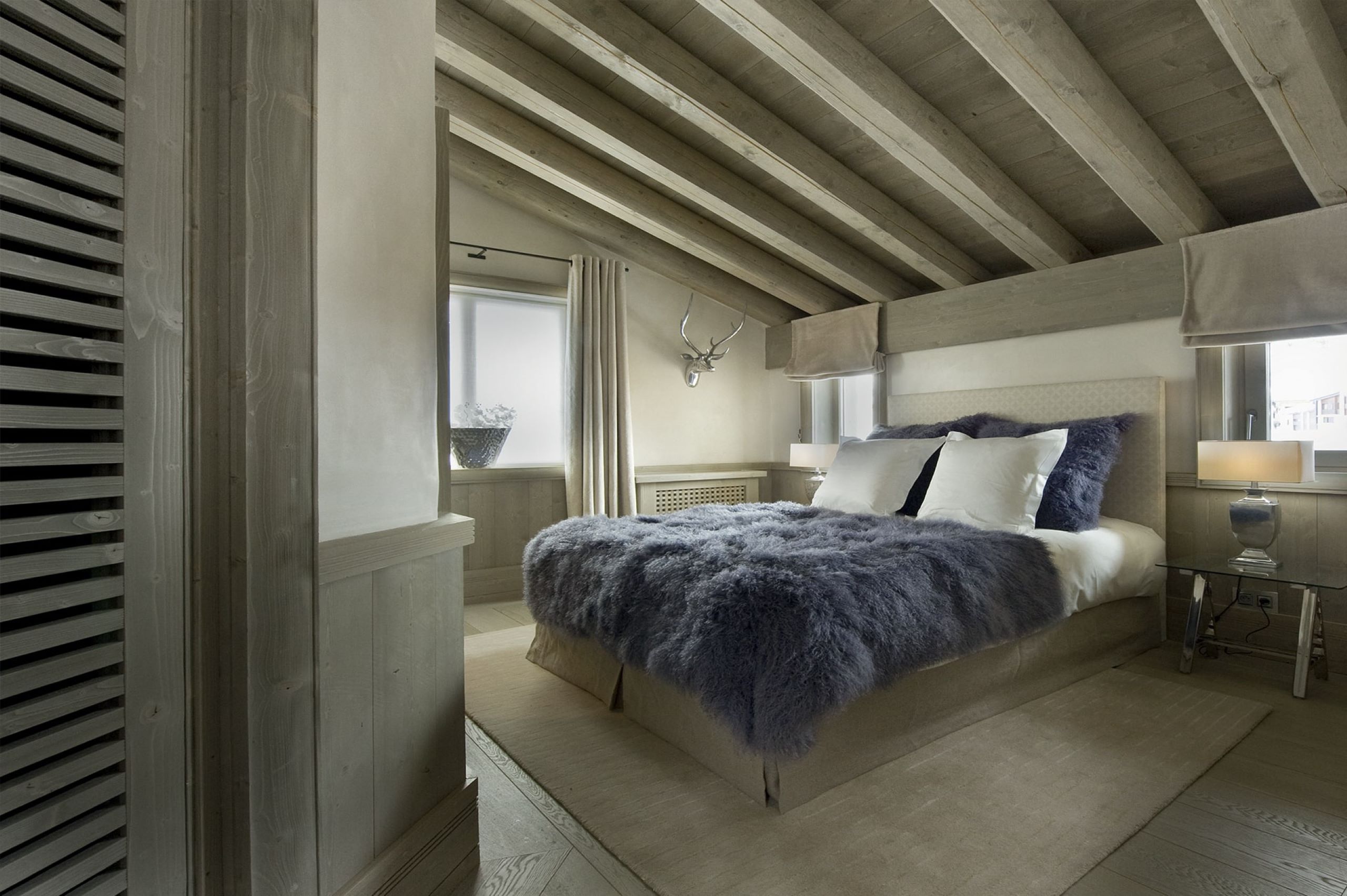 chalet-wren-bedroom-charming-elegant-alpine-interiors-luxury-rental-vald'isere