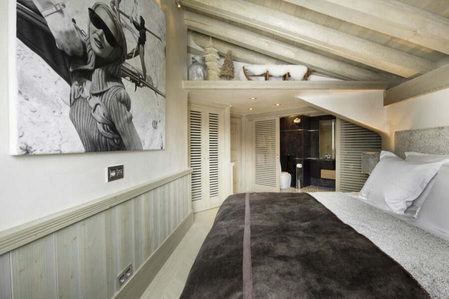 chalet-wren-bedroom-ensuite-artwork-charming-alpine-design-luxury-vald'isere