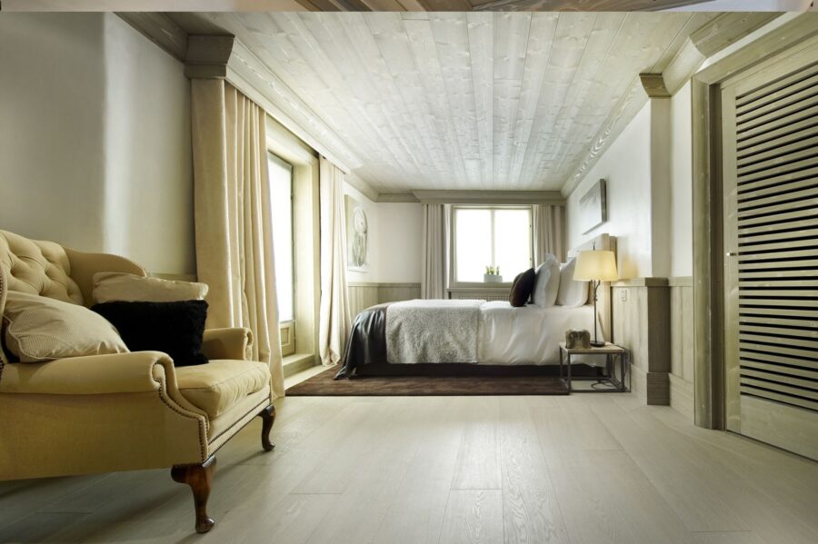 chalet-wren-bedroom-spacious-sleek-elegant-design-luxury-alpine-retreat-vald'isere