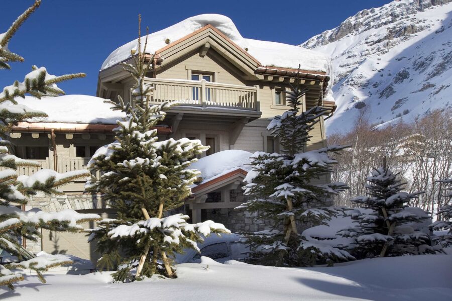 chalet-wren-exterior-winter-snow-daytime-luxury-alpine-rental-retreat-vald'isere