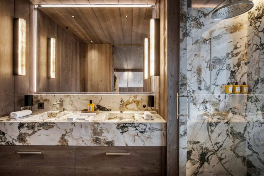 residence-air-bathroom-doublesink-shower-marble-sleek-modern-design-luxury-courchevel1850