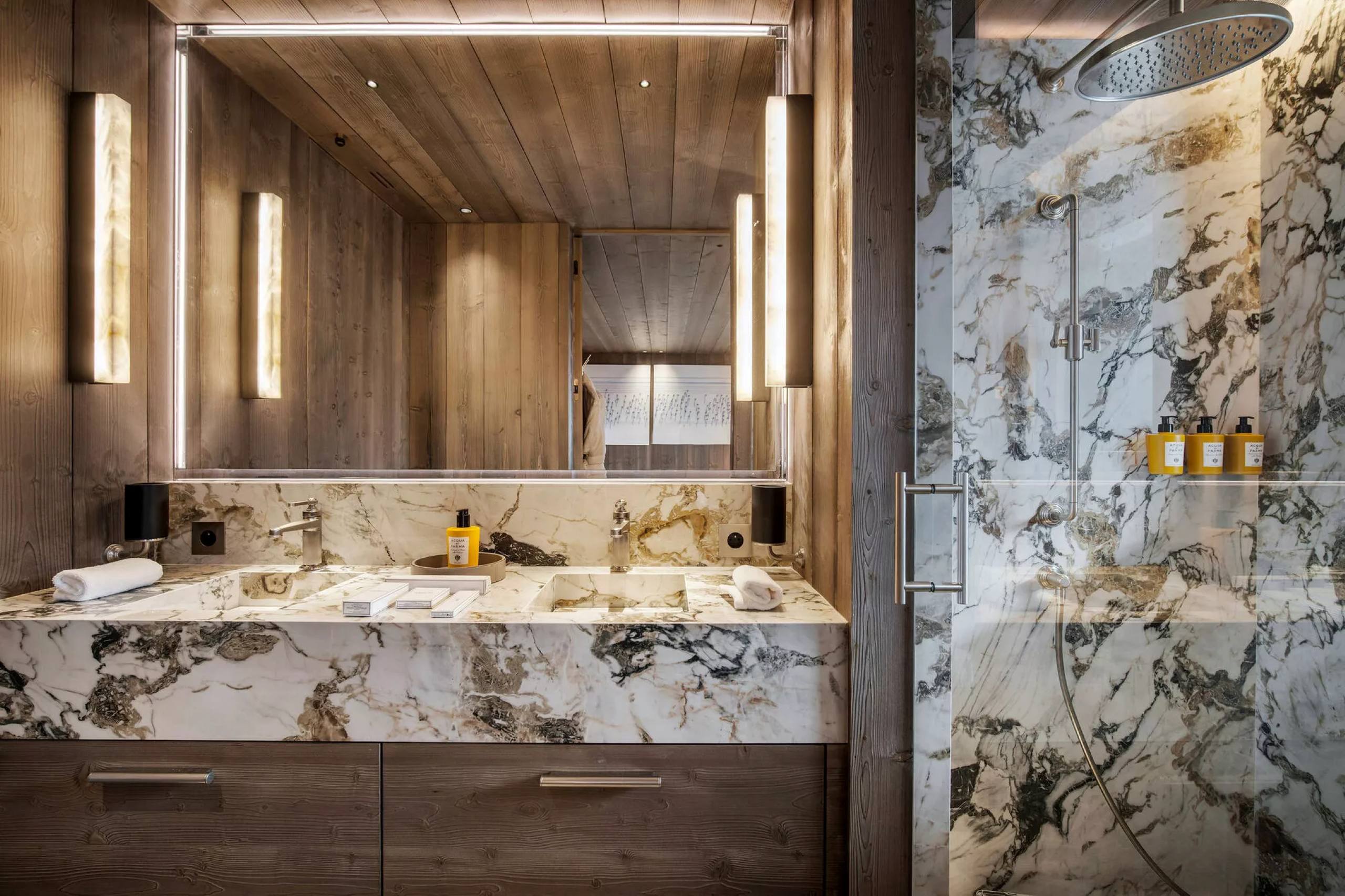 residence-air-bathroom-doublesink-shower-marble-sleek-modern-design-luxury-courchevel1850