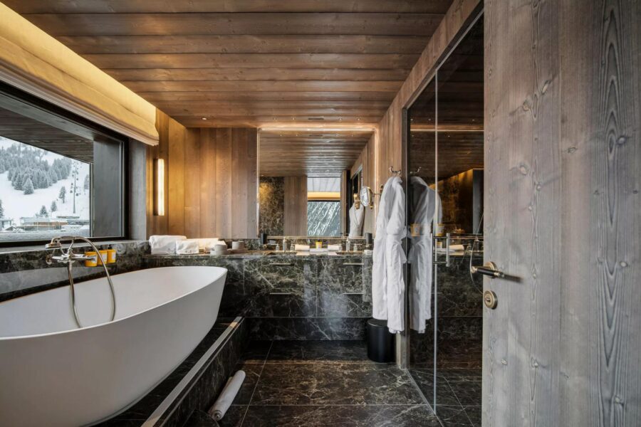 residence-air-bathtub-double-sink-shower-sleek-marble-modern-design-luxury-courchevel1850