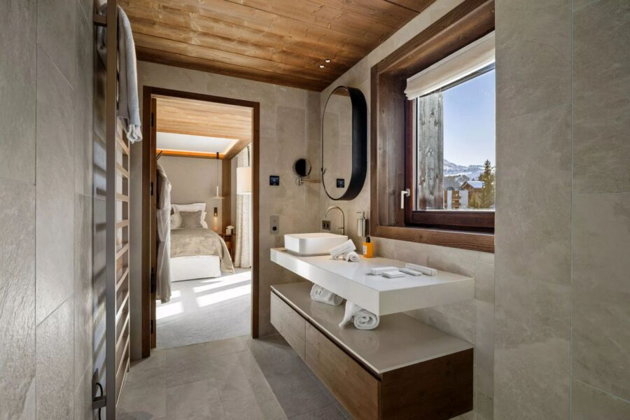 residence-aura-bathroom-ensuite-bedroom-sleek-modern-luxury-interiordesign-courchevel1850